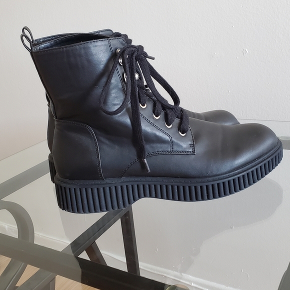 Le  château lace up women's boots. - Picture 2 of 6